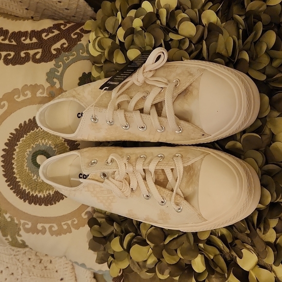 Converse Shoes - Nwob Converse Cream Embroidered Like Design Sneakers-Size 10.5
